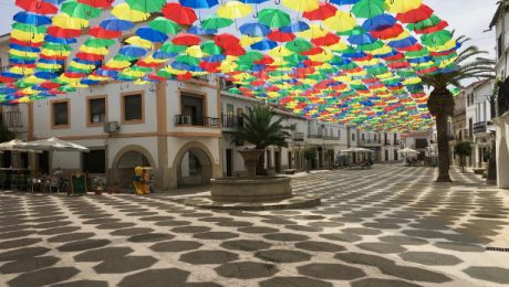 Paraguas de colores en la Plaza Mayor de Malpartida de Cáceres