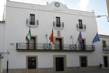 fachada casa consistorial de Malpartida de Cáceres