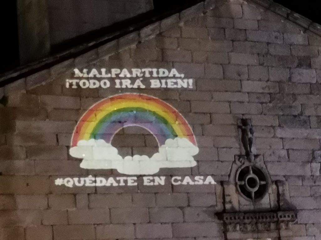 Arcoíris proyectado en la pared de la Iglesia contra el Coronavirus en Malpartida de Cáceres