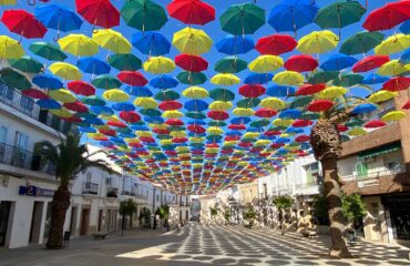 Paraguas de colores en Malpartida de Cáceres