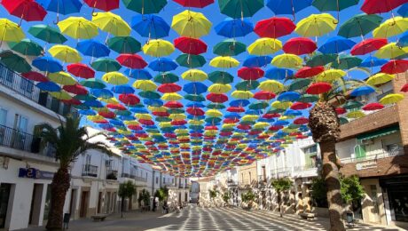 Paraguas de colores en Malpartida de Cáceres