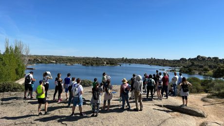 Grupo de turistas visitando Malpartida de Cáceres